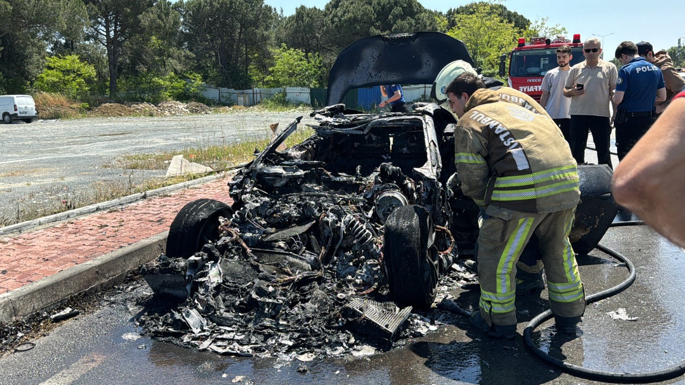 20 Milyonluk Lüks Otomobil Alev Topuna Döndü
