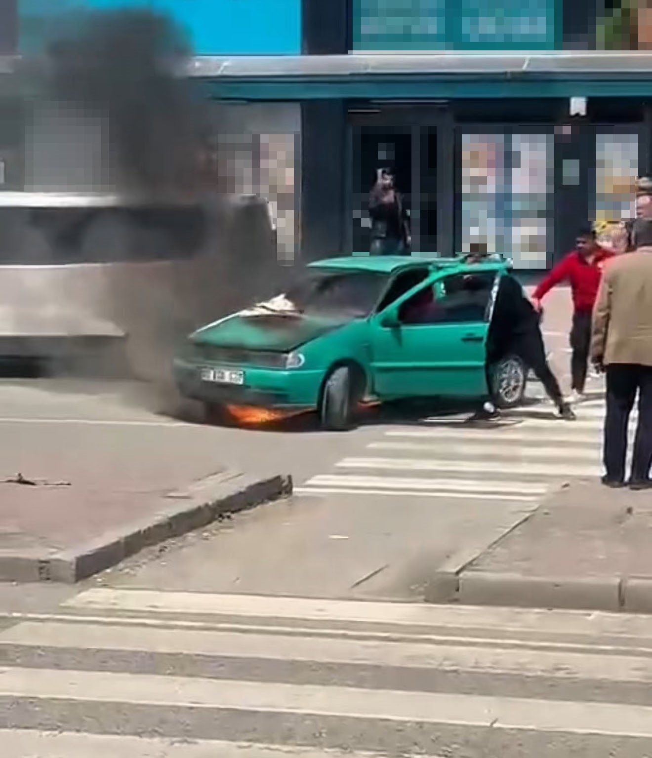 Park Halindeki Araç Alev Alev Yandı