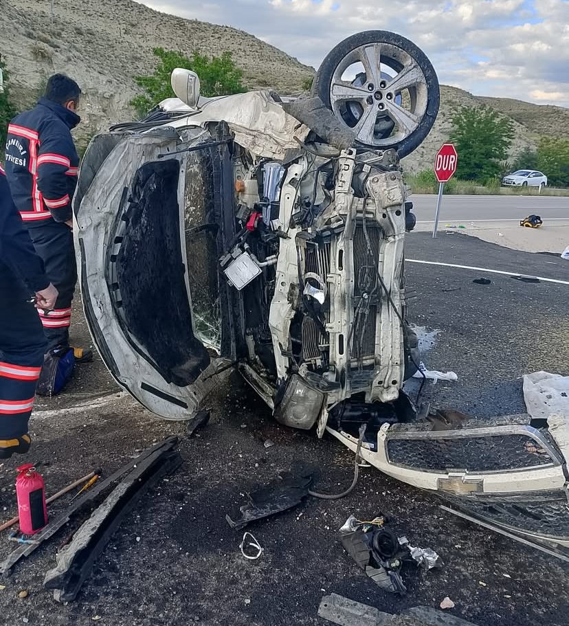 Refüje Çarpan Araç Takla Attı: 1 Ölü, 3 Yaralı