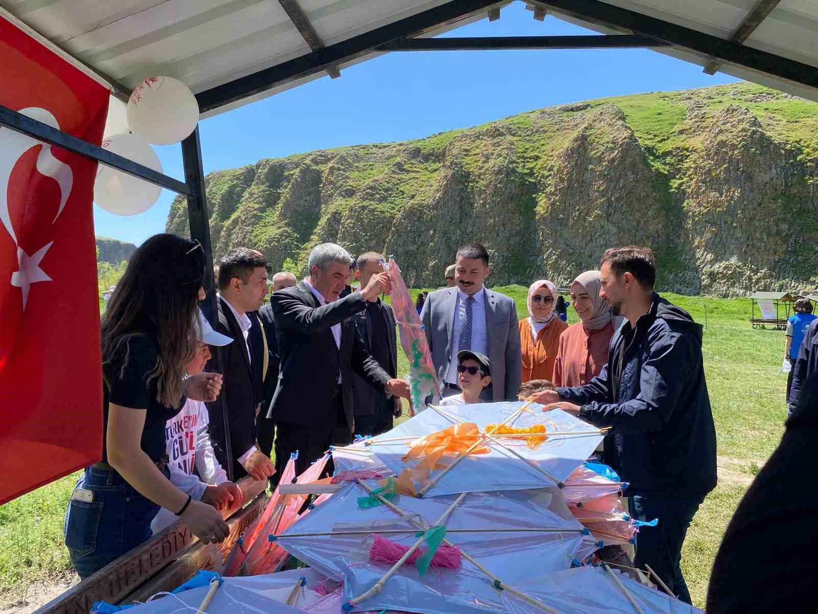 Rengarenk uçurtmalar gökyüzünü süsledi