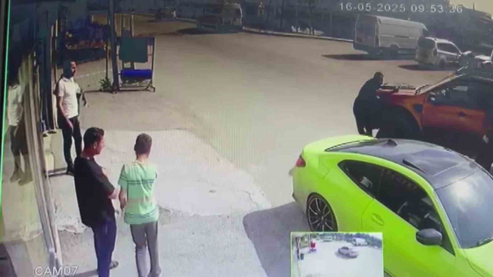 Şaka Kazaya Dönüştü: Kamyonet Çarptı, Telefonu Bırakmadı