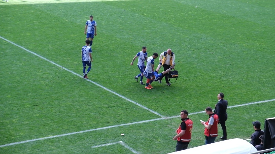 Sakatlanan Futbolcu Sedye Olmayınca Karga Tulumba Saha Kenarına Taşındı