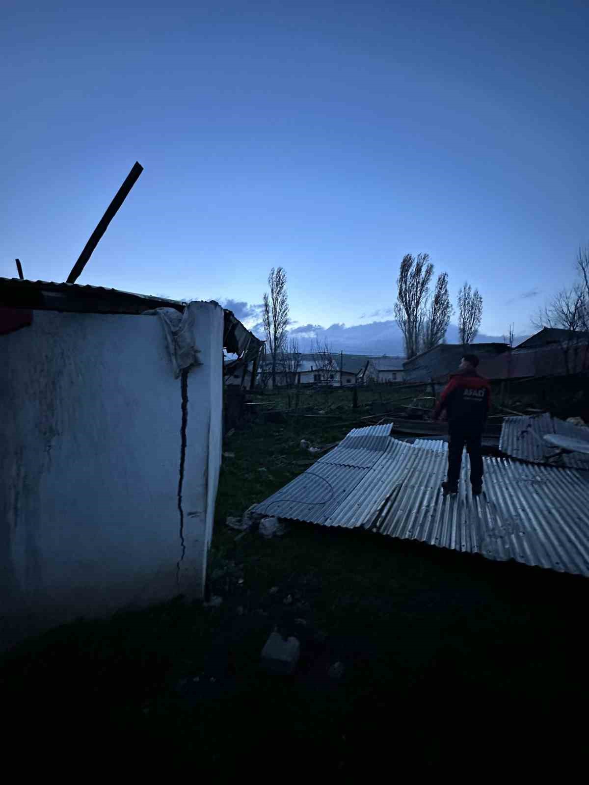 Sarıkamış’ta korkutan fırtına:Çatılar havada uçuştu