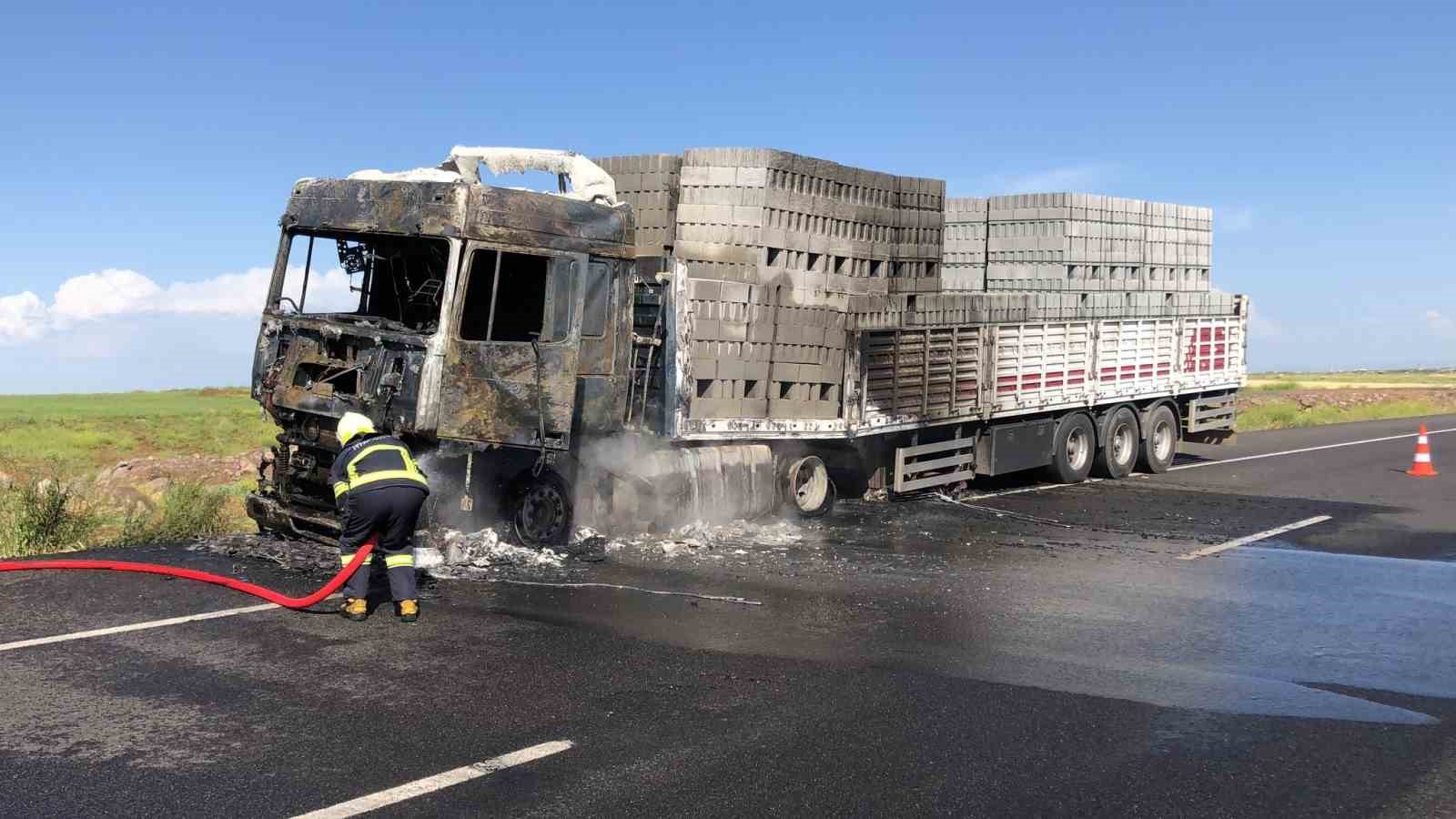 Seyir Halindeki Tuğla Yüklü Kamyon Alev Topuna Döndü