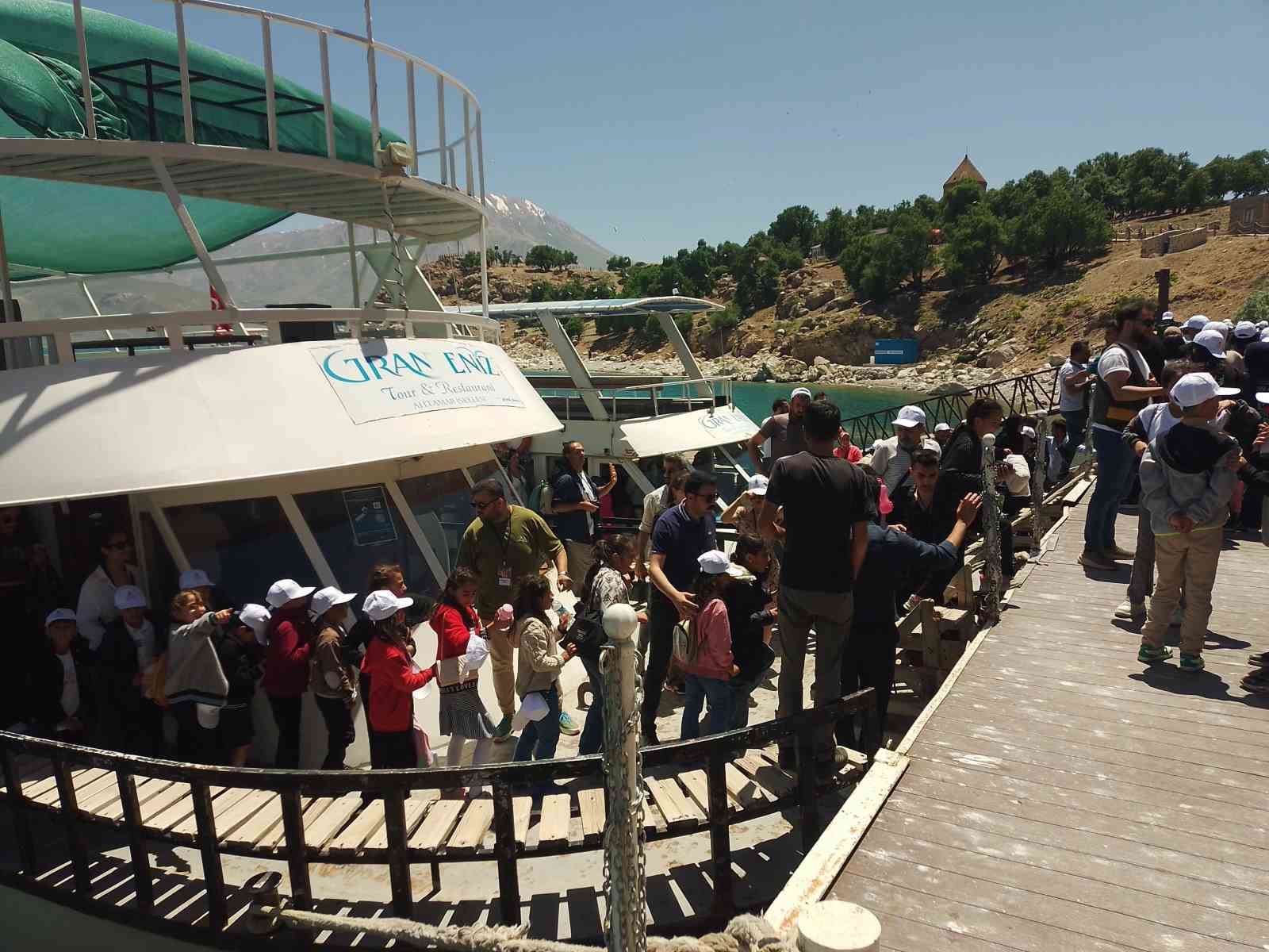 22. Akdamar Çocuk ve Gençlik Tiyatroları Şenliği renkli görüntülerle sona erdi
