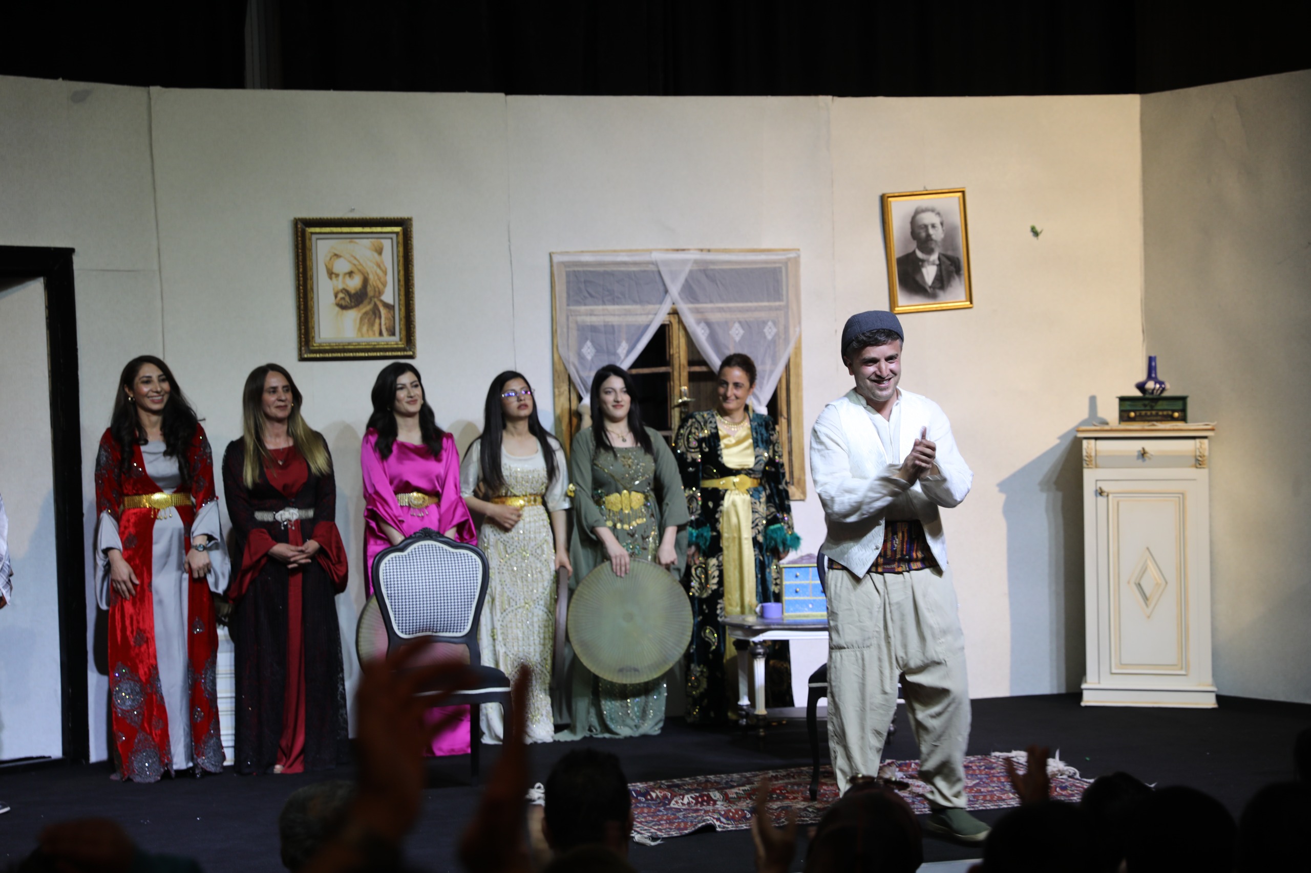 Van’da Kürtçe Tiyatro Oyununa Yoğun İlgi!