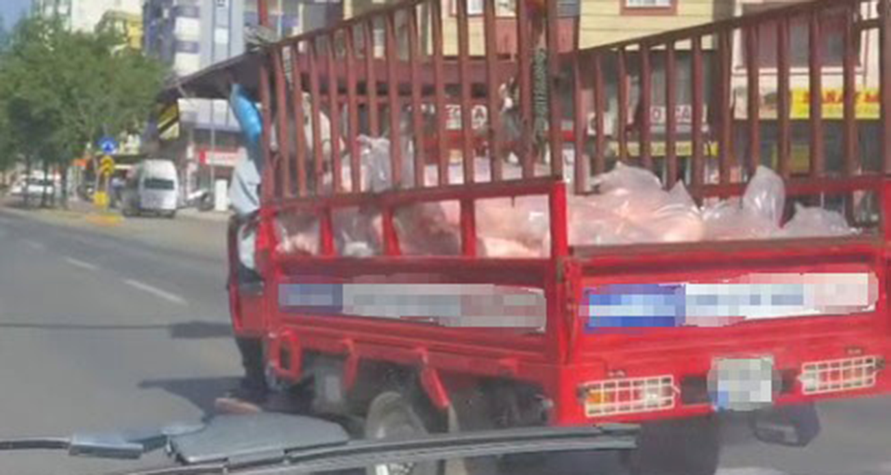 Siverek’te Skandal Görüntü: Etler Güneş Altında Tozlu Yolda Taşındı!