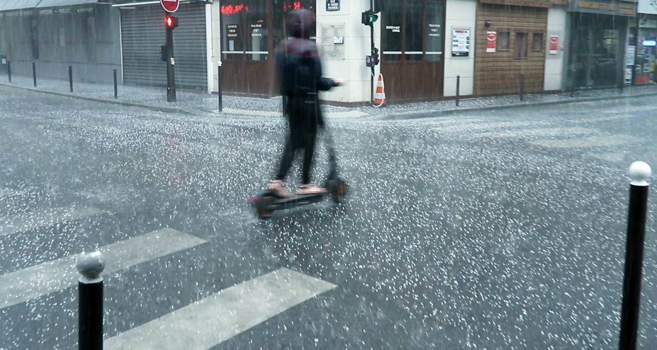Paris’te 25 derece sıcaklıkta dolu yağdı