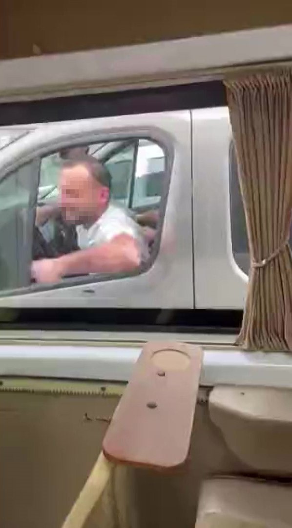 Tartışma Sonrası Minibüsün Camına Yumruk Atan Şahsa 3 Bin 972 TL Ceza