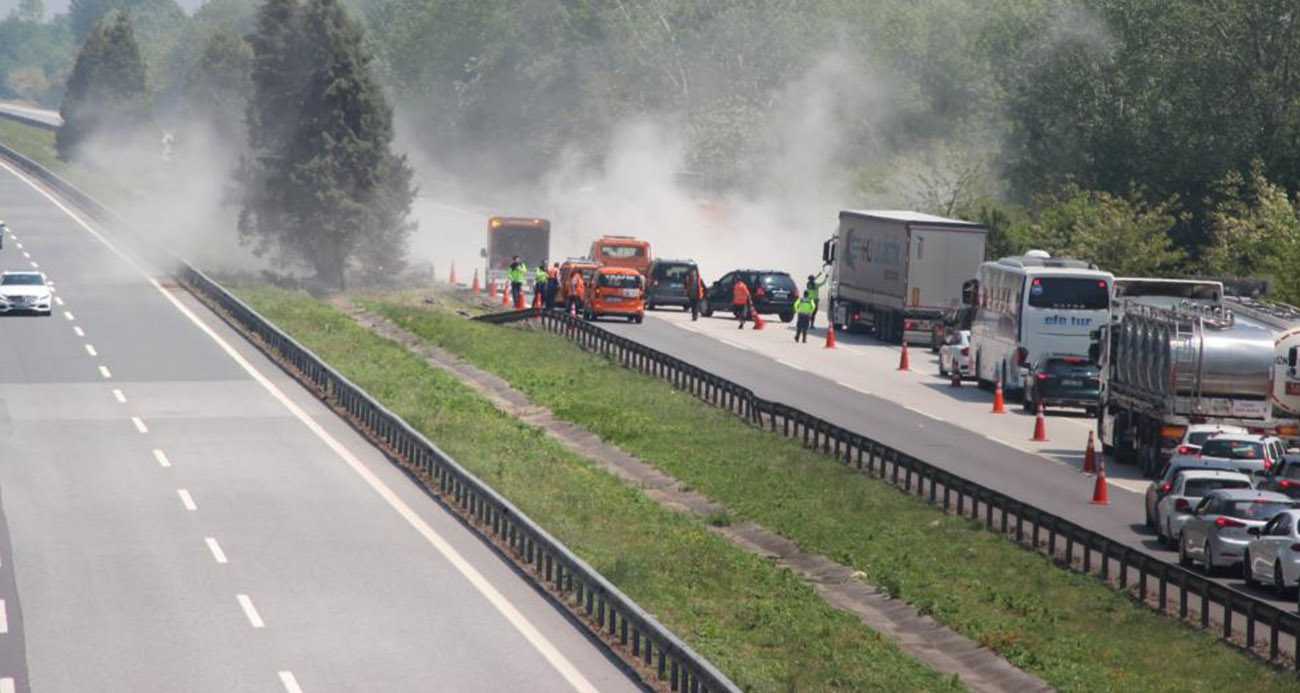 Otoyolda Lastiği Patlayan Tır Bariyerlere Çarptı: Trafik Kilitlendi