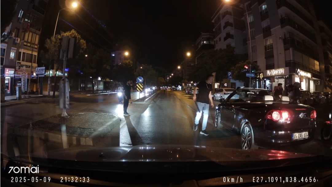 Trafikte Gerilim: Döner Bıçağını Çekip Saldırdı, Polis Kıskıvrak Yakaladı