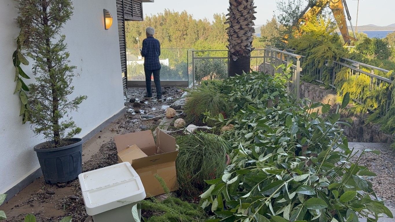 Su borusu bomba gibi patladı, site savaş alanına döndü