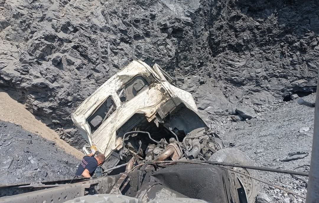 Uçuruma yuvarlanan hafriyat kamyonunun sürücü hayatını kaybetti