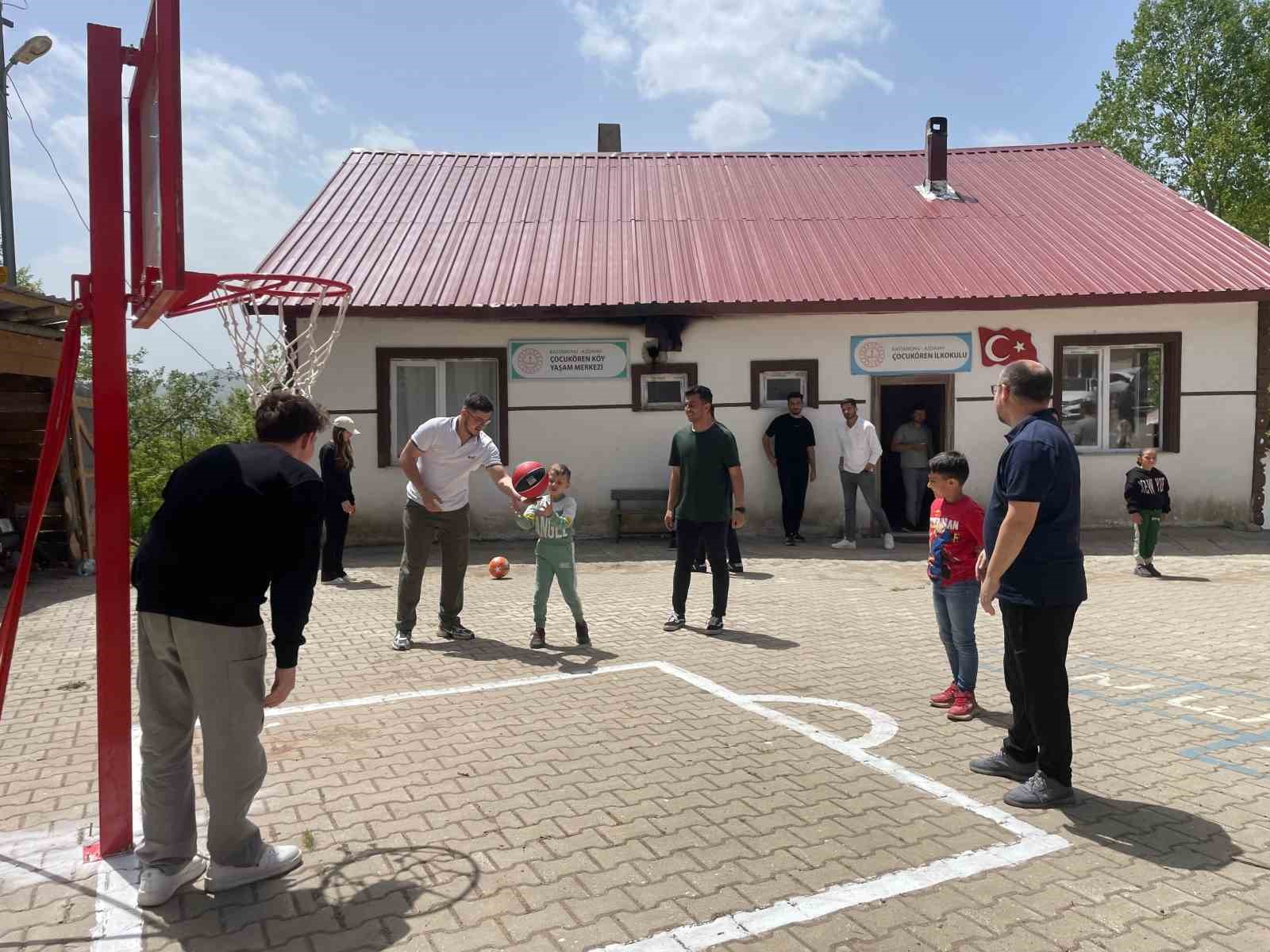 Üniversitelilerden Köy Okuluna Umut Dolu Destek