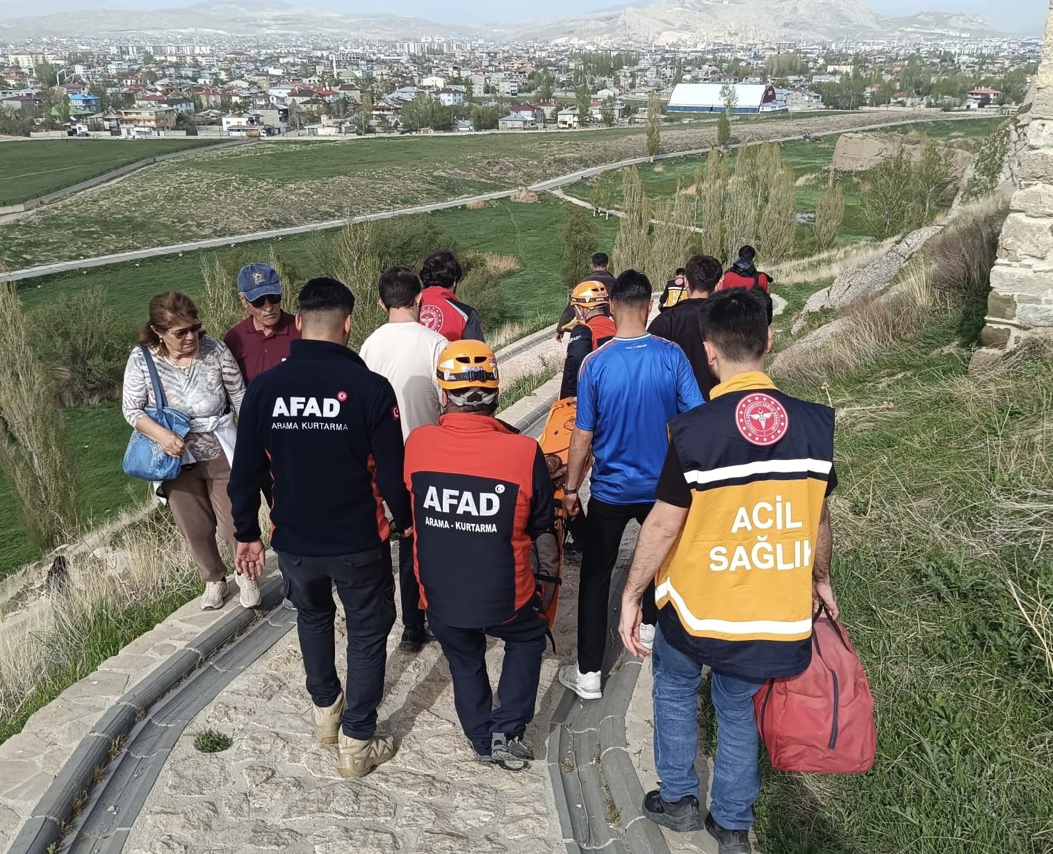 Van Kalesi’nde Nefes Kesen Kurtarma! Yaşlı Kadın Ölümden Döndü