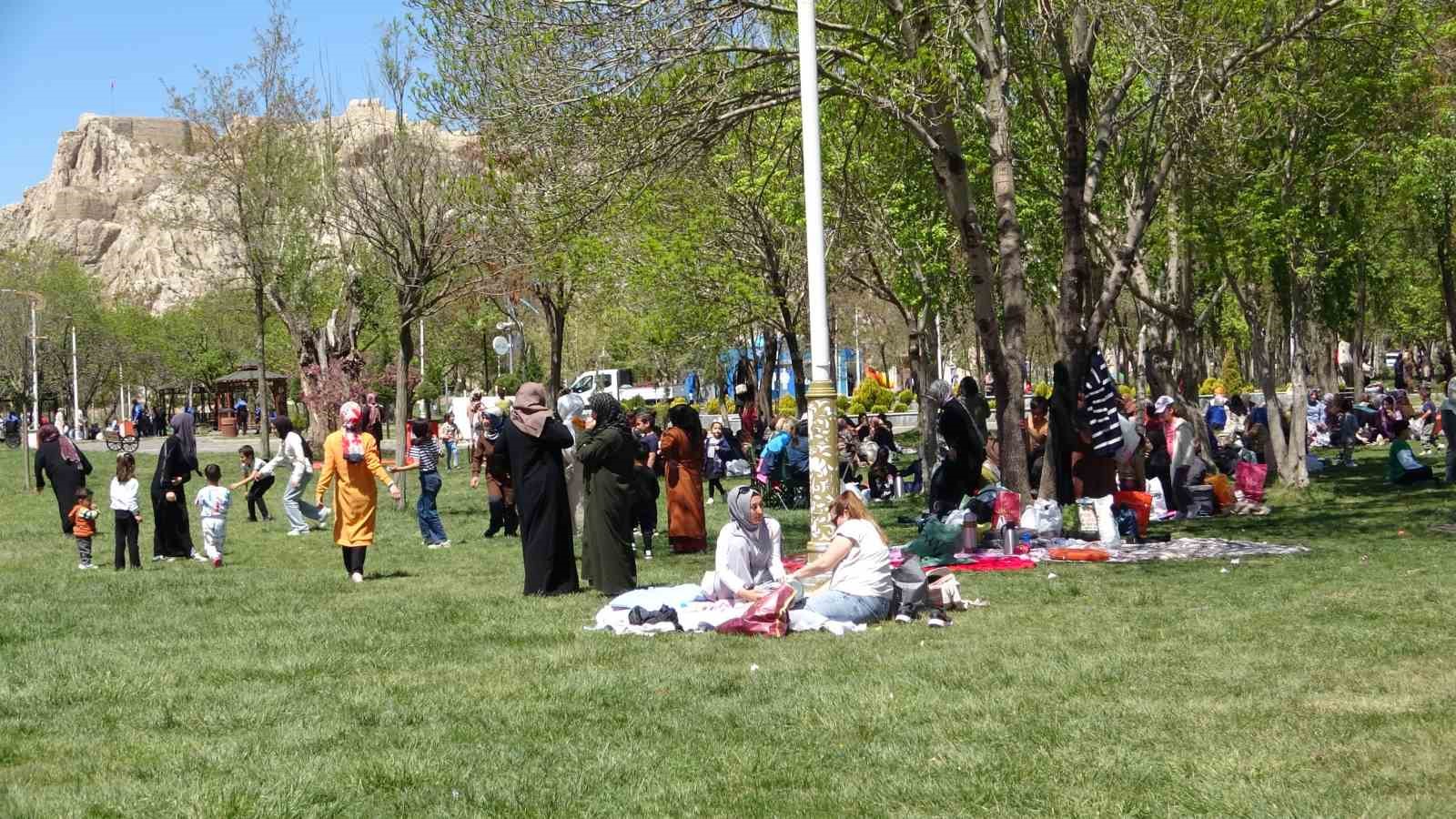 Van’da Hıdırellez Etkinliği Renkli Görüntülerle Kutlandı