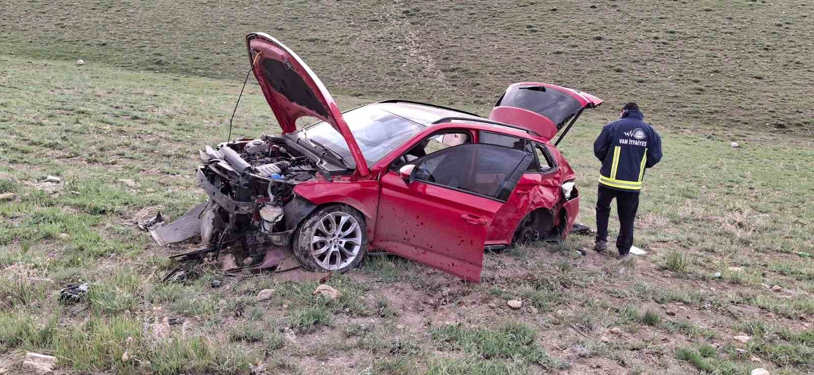 Van’da araç 50 metrelik uçurumdan aşağı yuvarlandı