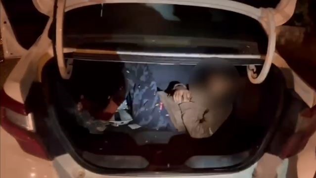 Van’da düzensiz göçmenler otomobil bagajından çıktı