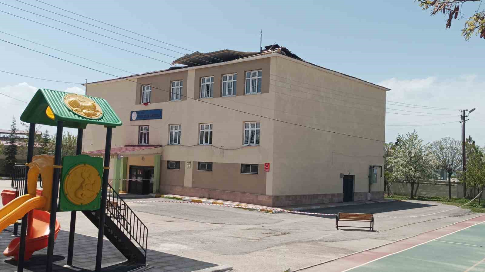 Van’da okulun çatısı uçtu