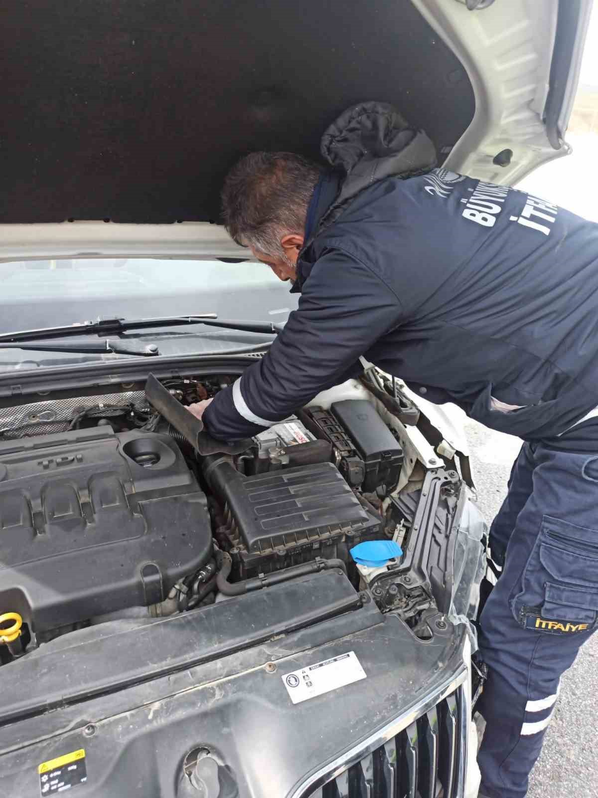 Van’da otomobil refüje çarptı: 2 yaralı