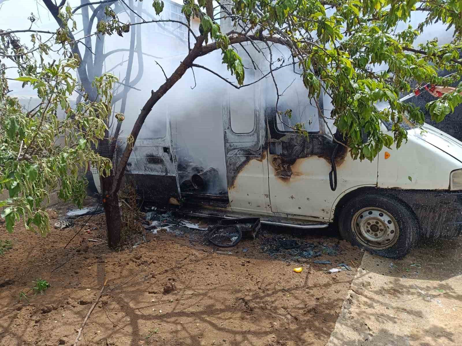 Van’da park halindeki minibüs yandı