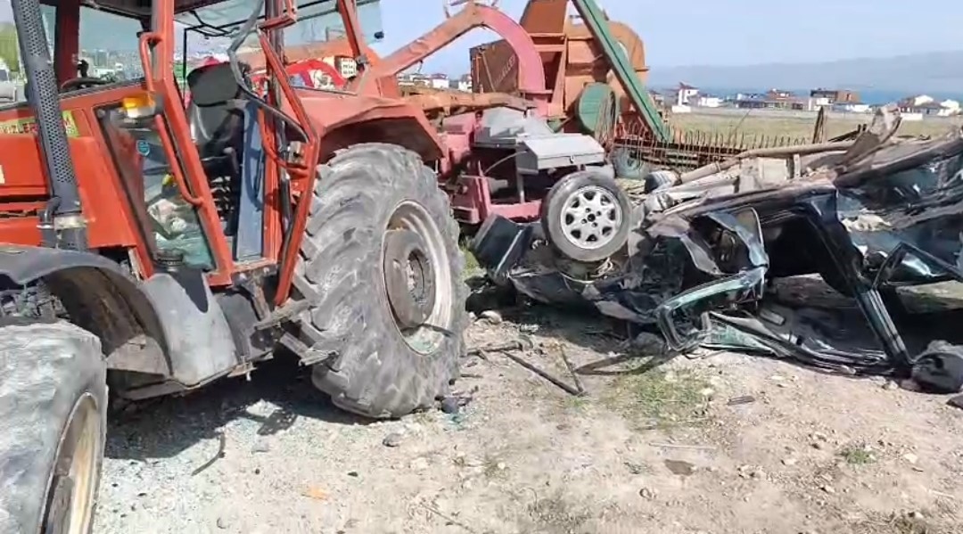 Van’da trafik ile otomobil çarpıştı: 4 yaralı