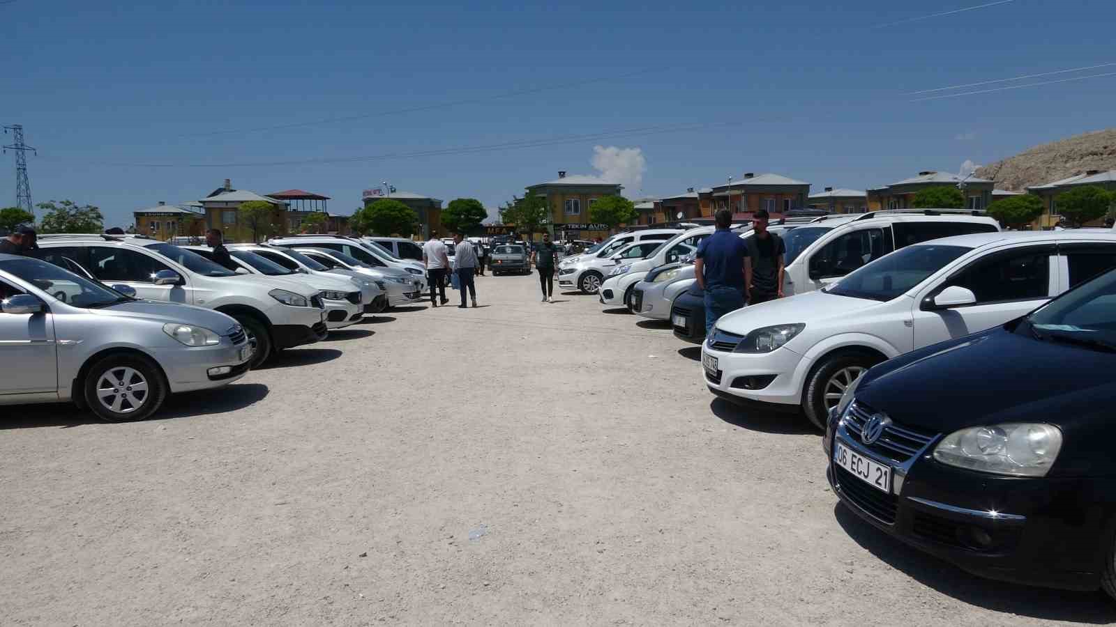 Van’daki oto pazarında hafta sonu yoğunluğu