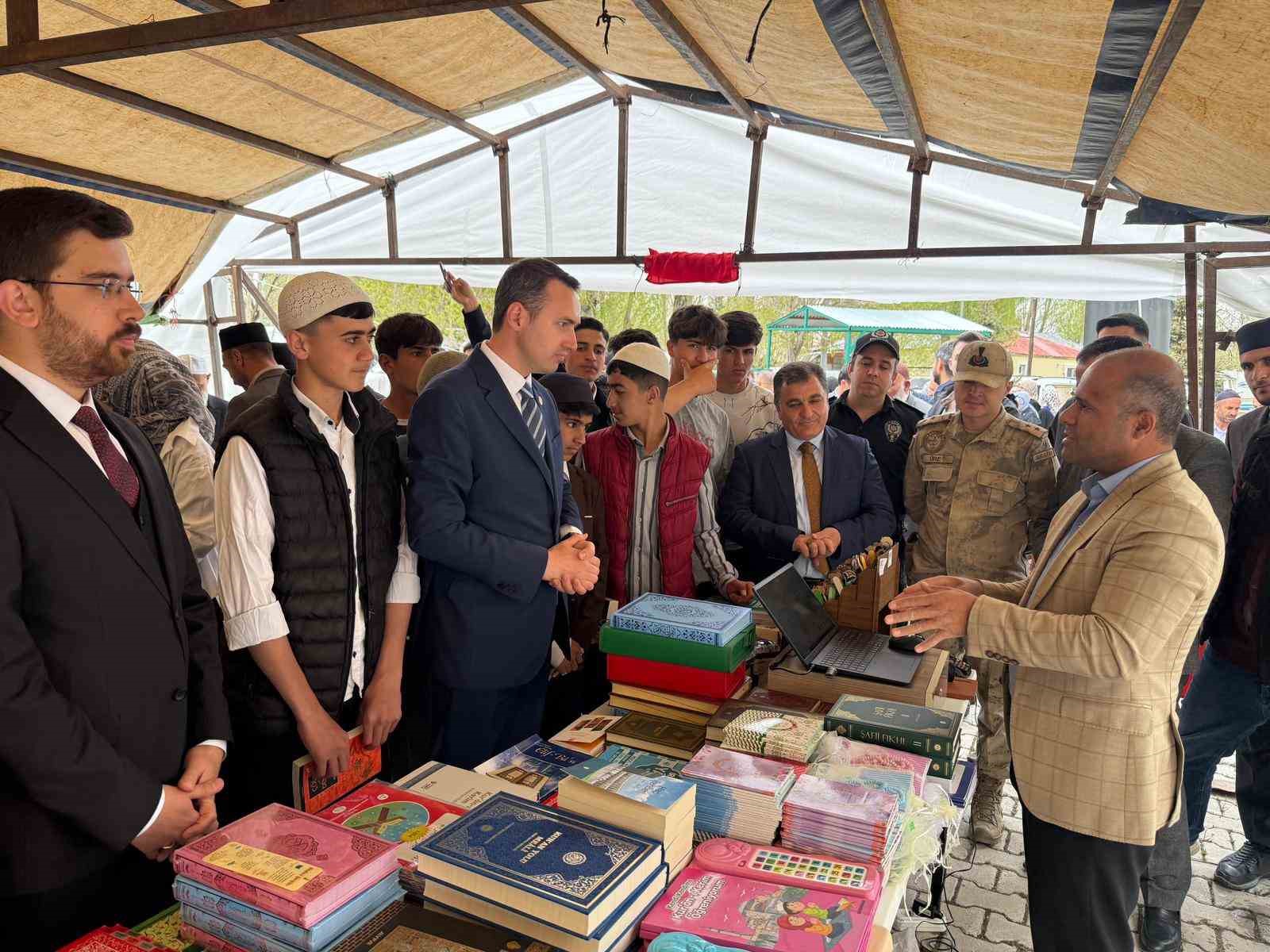 Van’ın en soğuk ilçesinde kitap fuarı