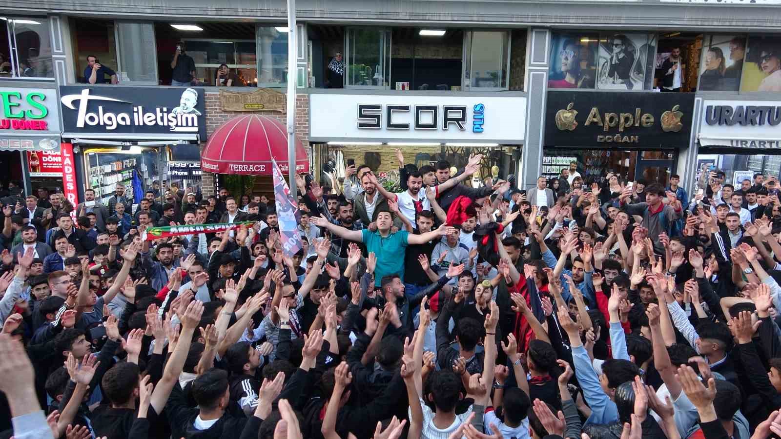 Vanlı Taraftarlardan Meşaleli Kutlama