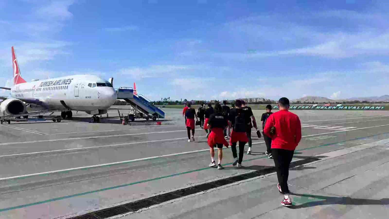 Vanspor kafilesi özel uçakla Elazığ’a gitti