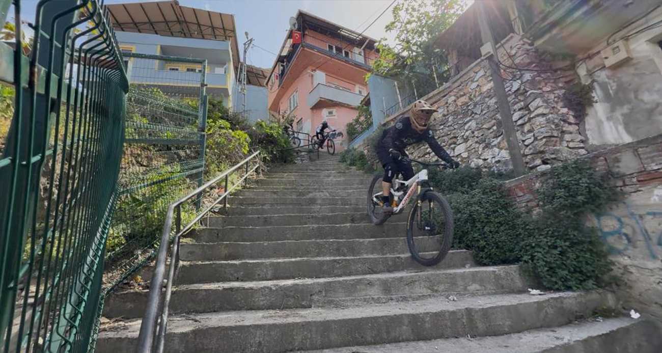 Dik merdivenlerden korkusuzca bisikletle iniyorlar