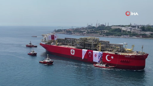 ‘Osman Gazi’ platformunun boğazdan geçişi dron ile görüntülendi