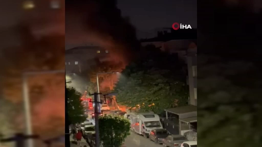 Küçükçekmece’de beyaz eşya deposunda çıkan yangın 3 katlı binayı kül etti