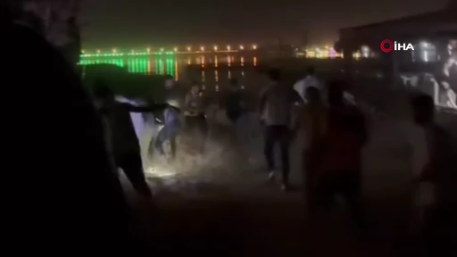 Şanlıurfa’da halatları kopan duba restoran müşterilerle birlikte Fırat Nehri’nde sürüklendi