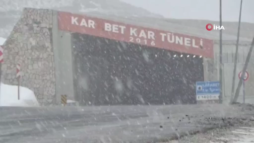 Karabet Geçidi’nde lapa lapa kar yağdı