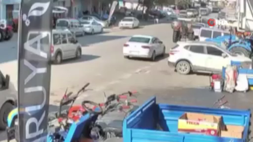 Koşarak yolun karşısına geçen çocuğa otomobil çarptı, o anlar kamerada