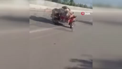 Motosikleti üzerine yatarak sürdü, yanındaki 2 kişinin de canını hiçe saydı