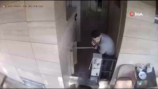 Tuvalette bulduğu altın dolu keseyi polise teslim etti