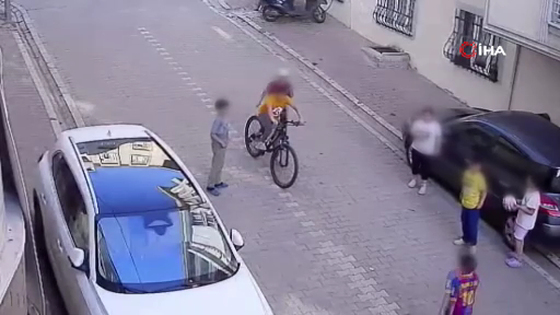 Çaldığı bisikleti arkadaşlarına göstermeye geldi, araba çarptı; o anlar kamerada