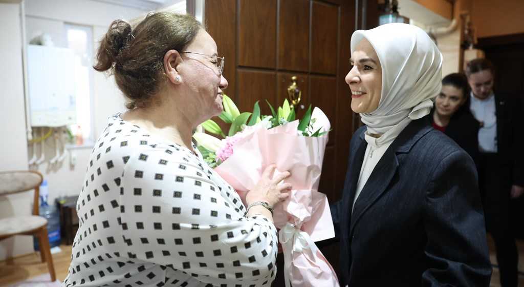 Devlet korumasındaki çocukların gönüllü annesi Gürel’e Anneler Günü ziyareti