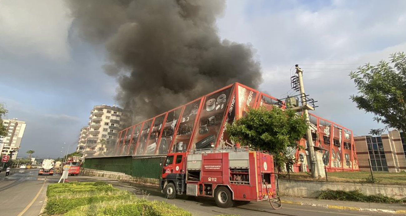 Mersin’de Korkutan Yangın! Elektronik Fabrikası Alev Alev Yandı