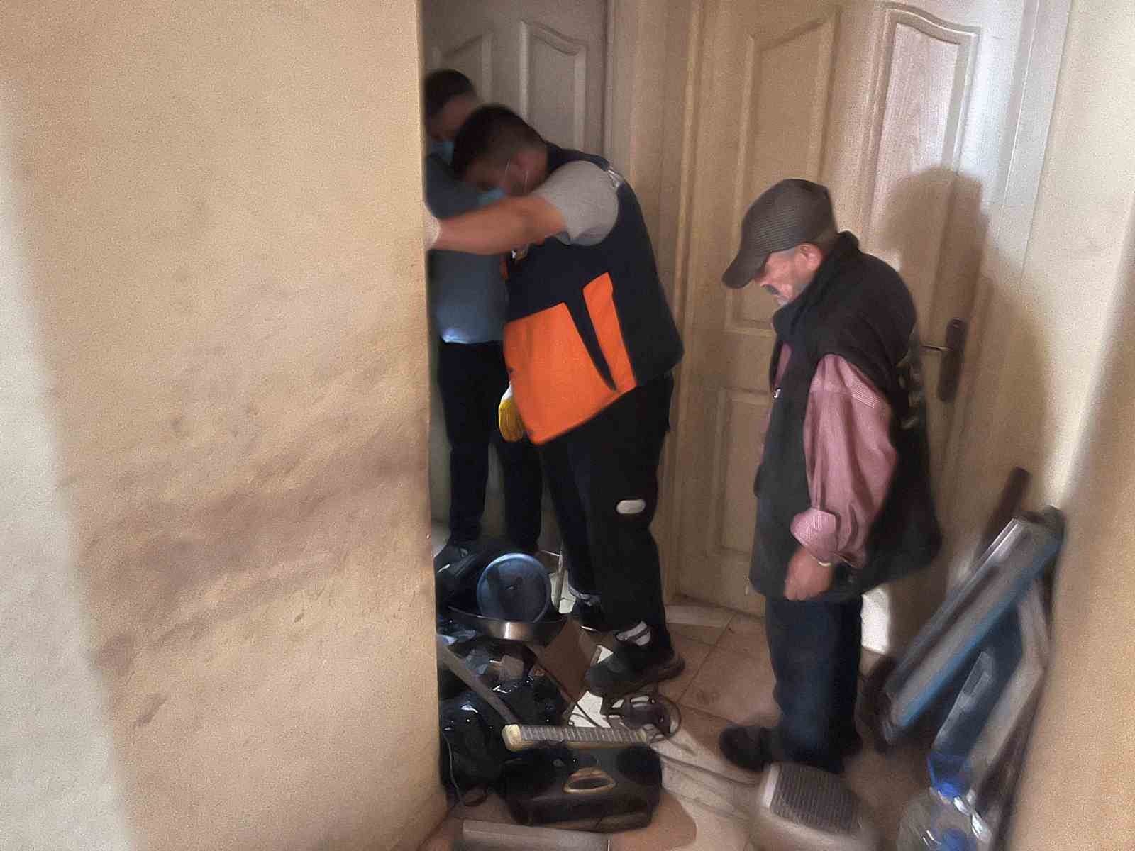 Yaşlı adamın çöp evi 4’üncü kez boşaltıldı