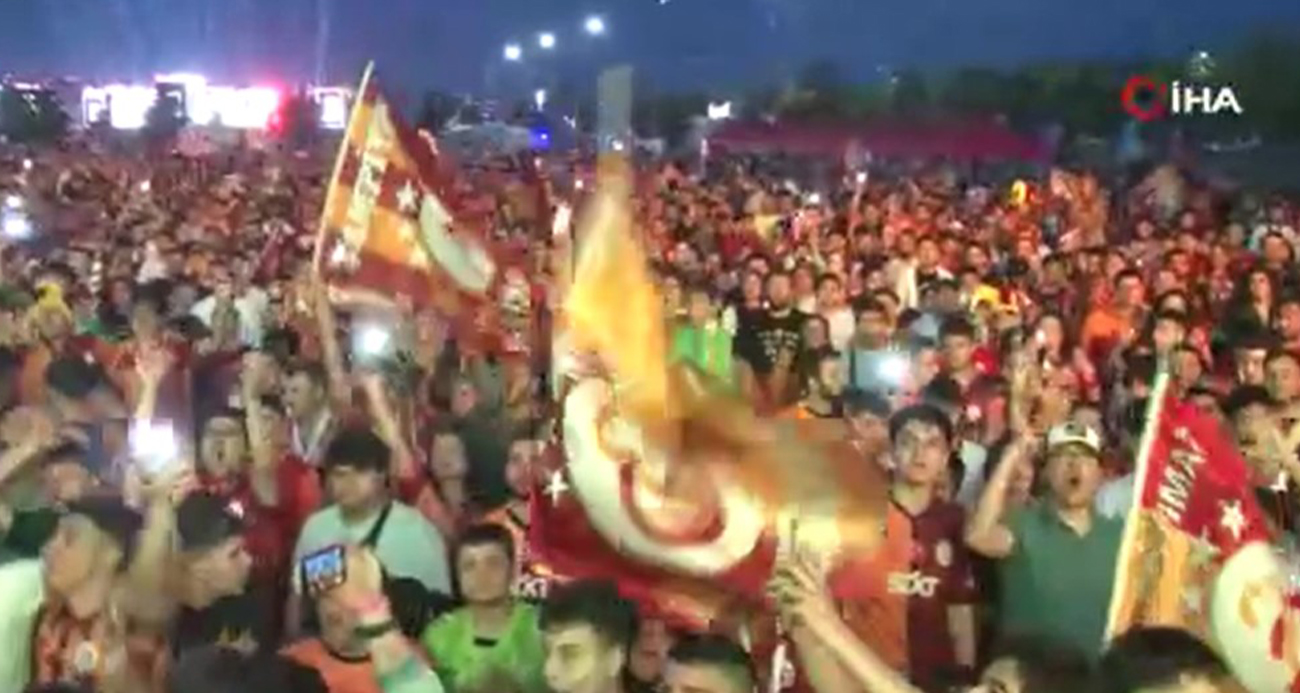 Galatasaraylı taraftarlar, Göztepe maçını Yenikapı’da takip etti