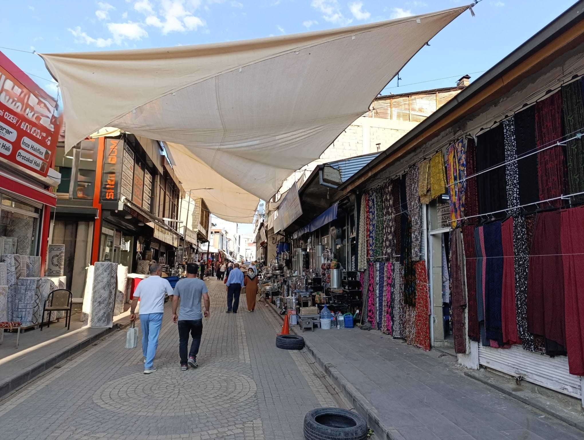 Van esnafından sıcaklara karşı pratik brandalı çözüm