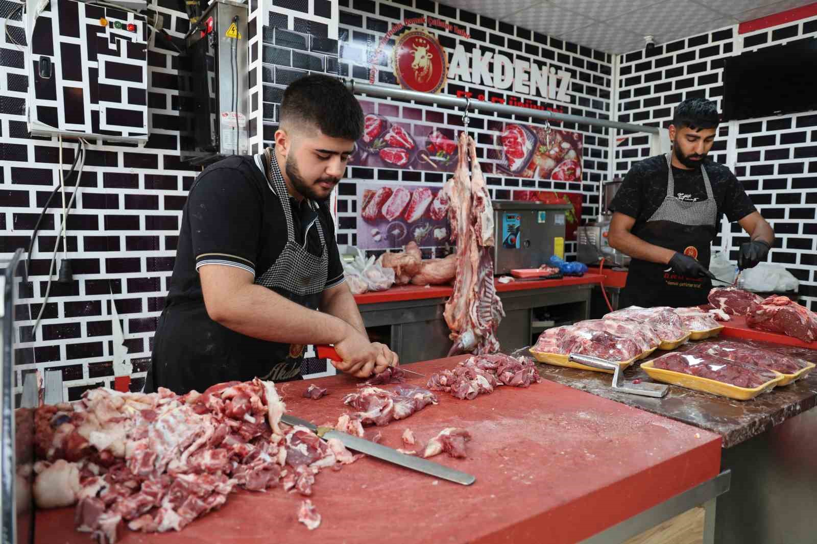 Kasapların kıyma mesaisi sürüyor