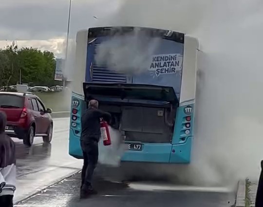 Otobüs bir anda alev aldı, yolcular panikle kaçtı