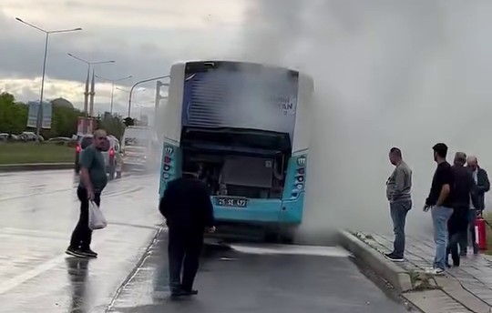 Otobüs bir anda alev aldı, yolcular panikle kaçtı