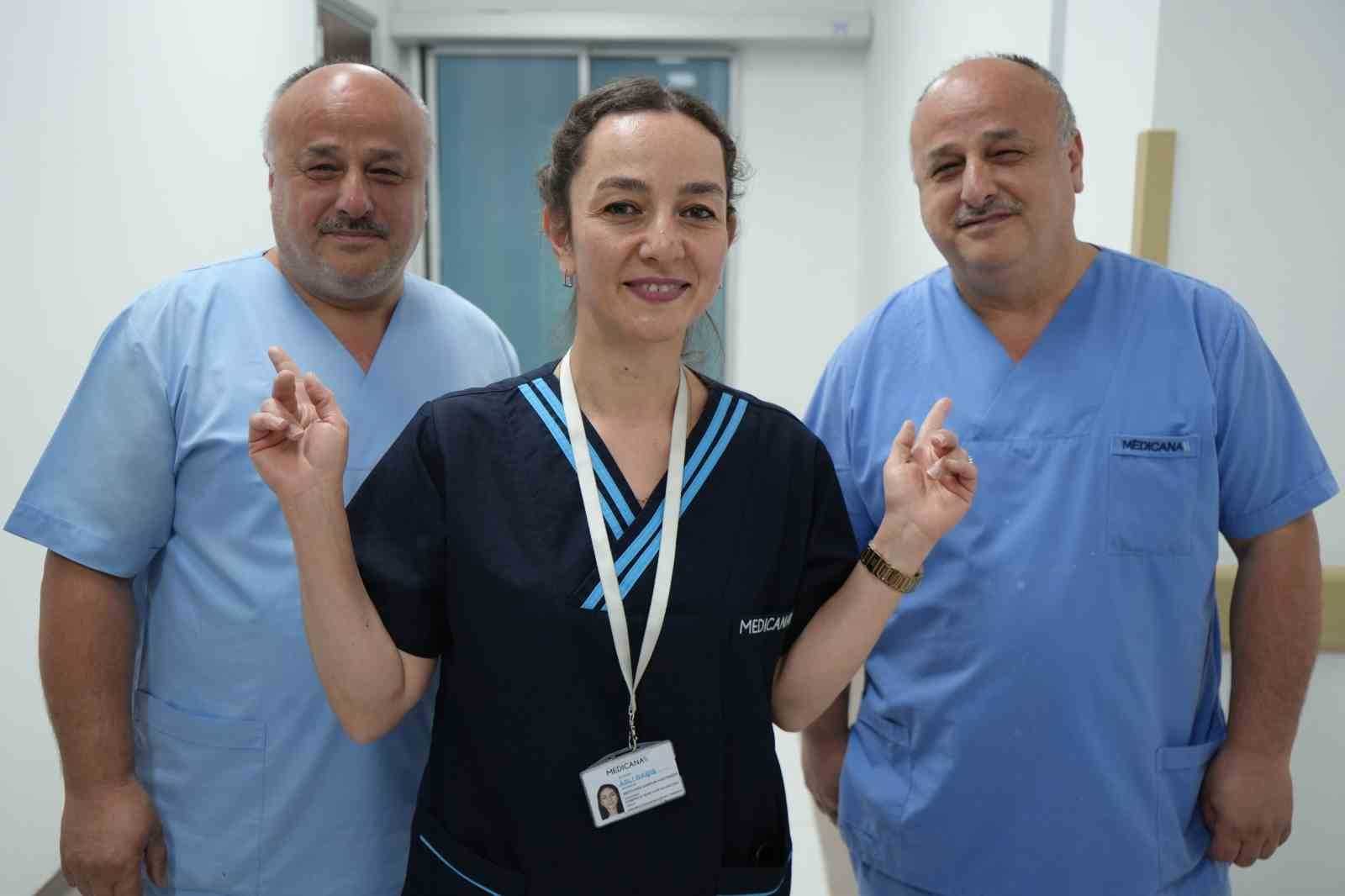 Aynı hastanede çalışan ikizleri görenleri arkadaşları bile ayıramıyor