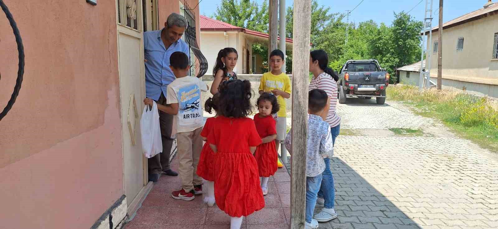 Bayram Coşkusu Kapı Kapı Dolaşıyor: Şeker Toplayan Çocuklar Yüzleri Güldürdü