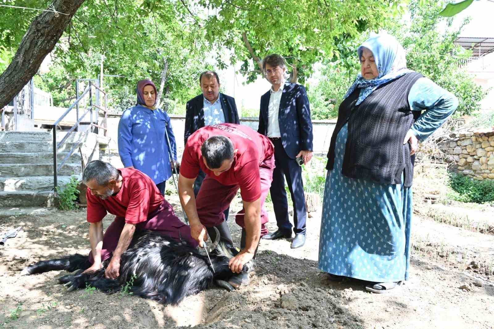 Belediye çalışanları evlere giderek tek tek kurban kesti